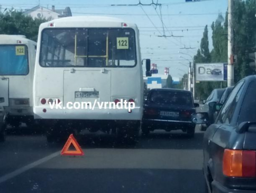 ВАЗ и ПАЗ поспорили, кто хуже знает ПДД, но попали в ДТП в Воронеже