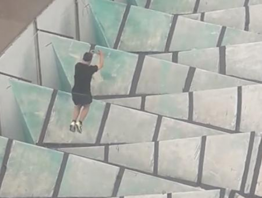 Прыгающего по крыше паркурщика сняли на видео в центре Воронежа