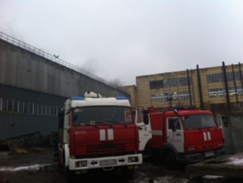 В центре Воронежа полыхал лакокрасочный склад 