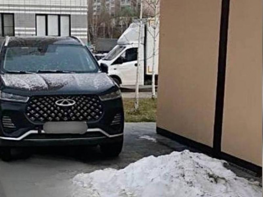 Воронежец поплатился за царскую парковку у многоэтажки 