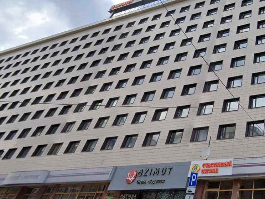 В здании гостиницы Azimut в центре Воронежа вспыхнул пожар
