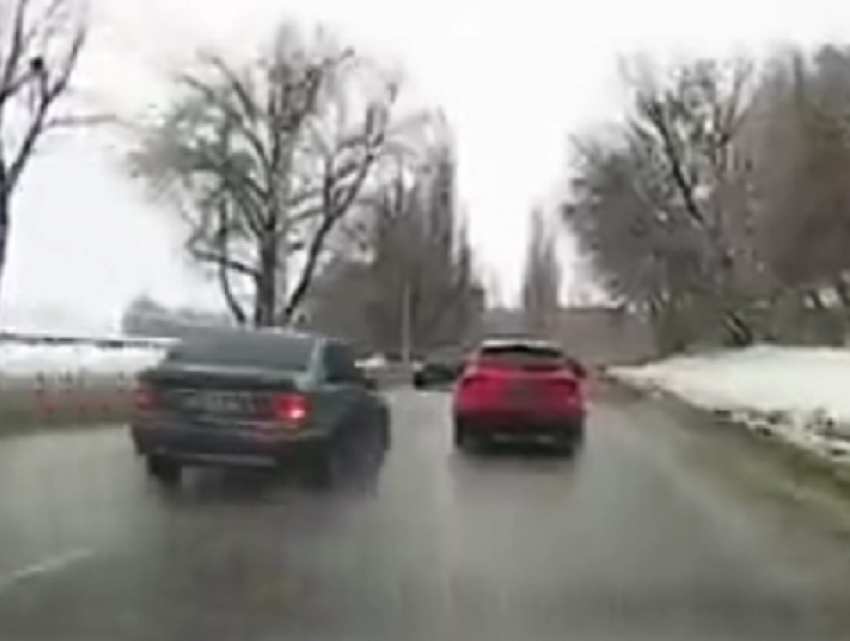 На видео сняли, как лихач сшибает зеркало Infiniti в Воронеже