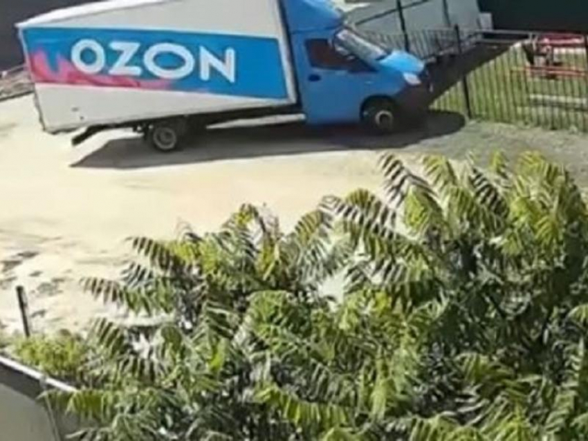 Таран забора детской площадки произошёл на Чудесной улице в Воронеже