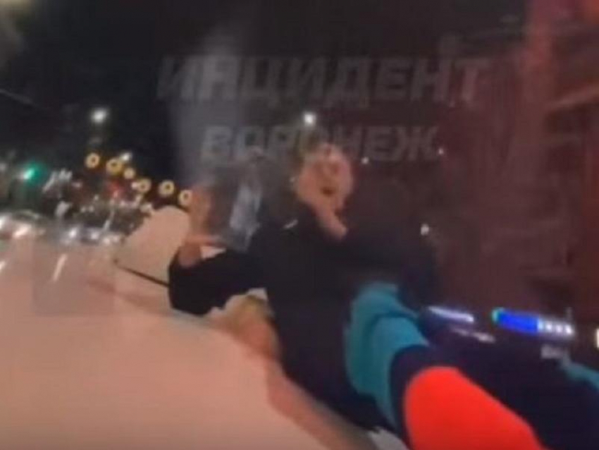 Запуск салюта с крыши автобуса от первого лица показали в Воронеже 