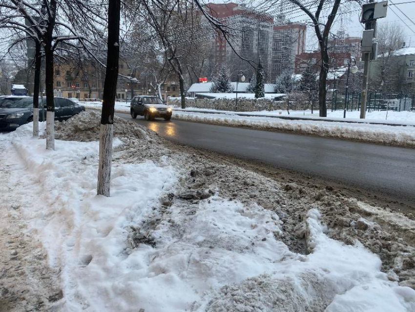 Платные парковки приспособили для хранения грязного снега в Воронеже  