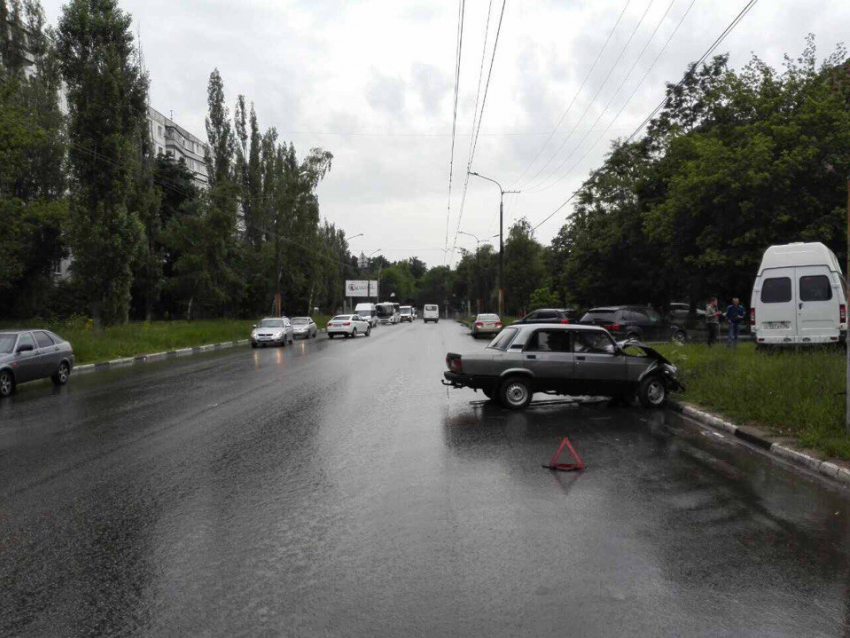 В Воронеже маршрутку после ДТП отбросило на газон