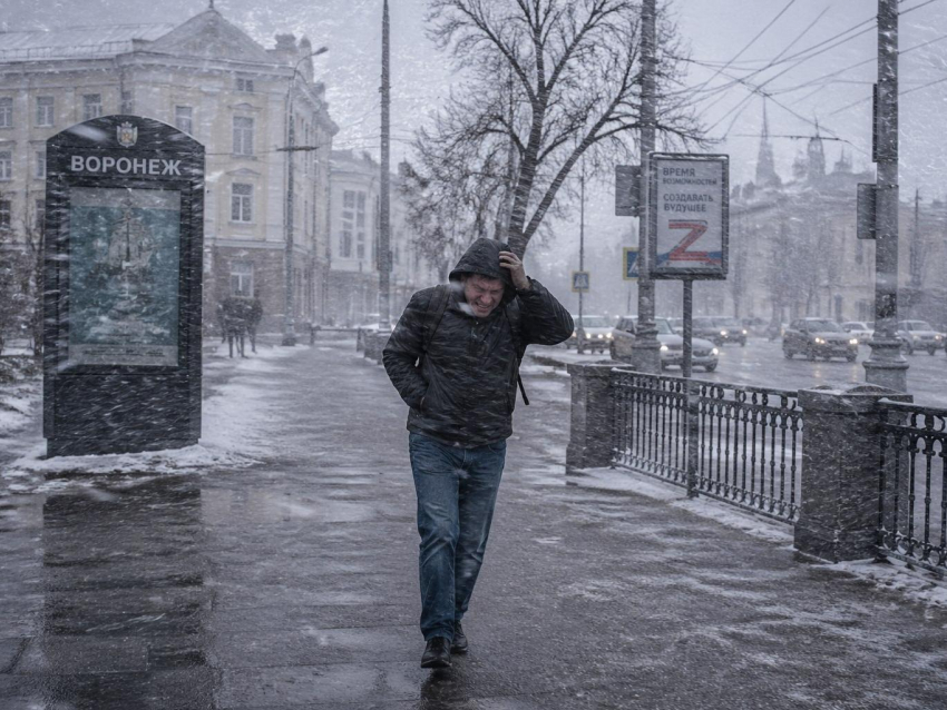 Снег, дорогущее такси и пробки: чем удивил воронежцев очередной апрельский понедельник