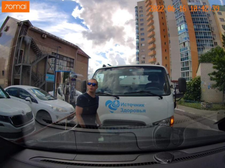 Смачным плевком в лобовое стекло закончилась парковка в Воронеже