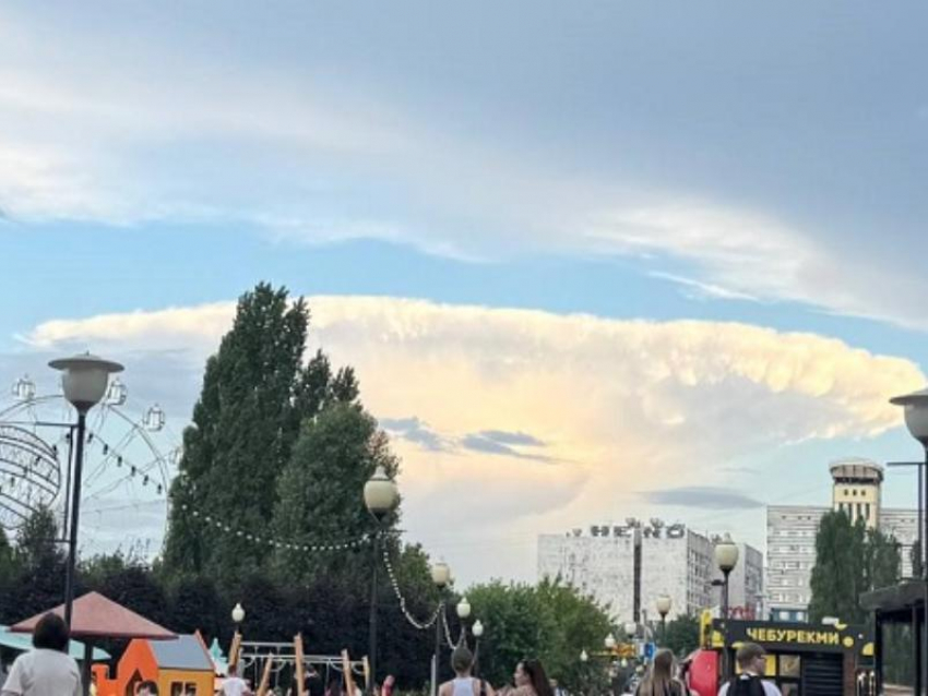 Похожее на НЛО облако заметили в небе над Воронежем 