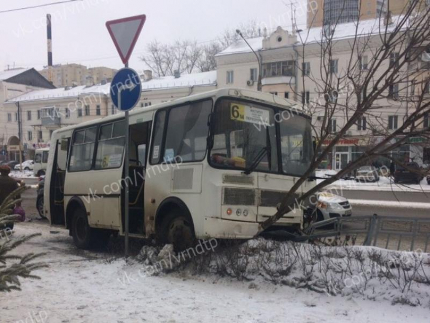 Автобус с пассажирами «оседлал» забор и дерево в центре Воронежа