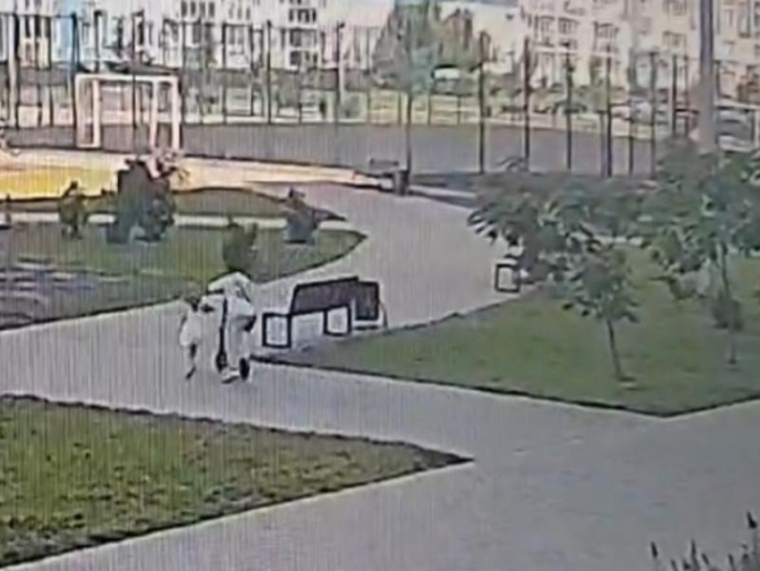 Мальчик на электросамокате сбил маленькую девочку в Воронеже – видео