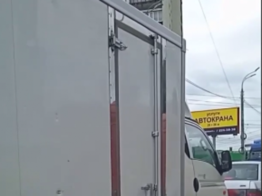 Танцующий фургончик попал на видео в Воронеже