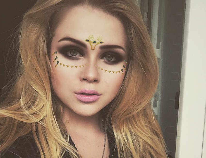 Сказочный макияж воронежской пухлогубой блондинки взволновал пользователей Сети