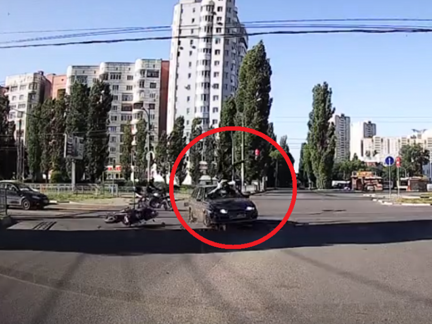 «Полет» байкера через ВАЗ попал на видео в Воронеже