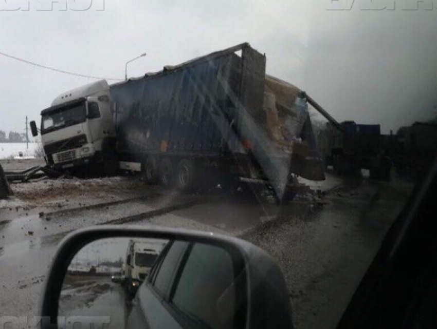 Стало известно, как столкнулись грузовики на М4 под Воронежем