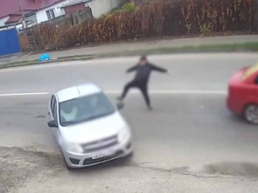 Неуклюжее нападение на девушку попало на видео в Воронеже