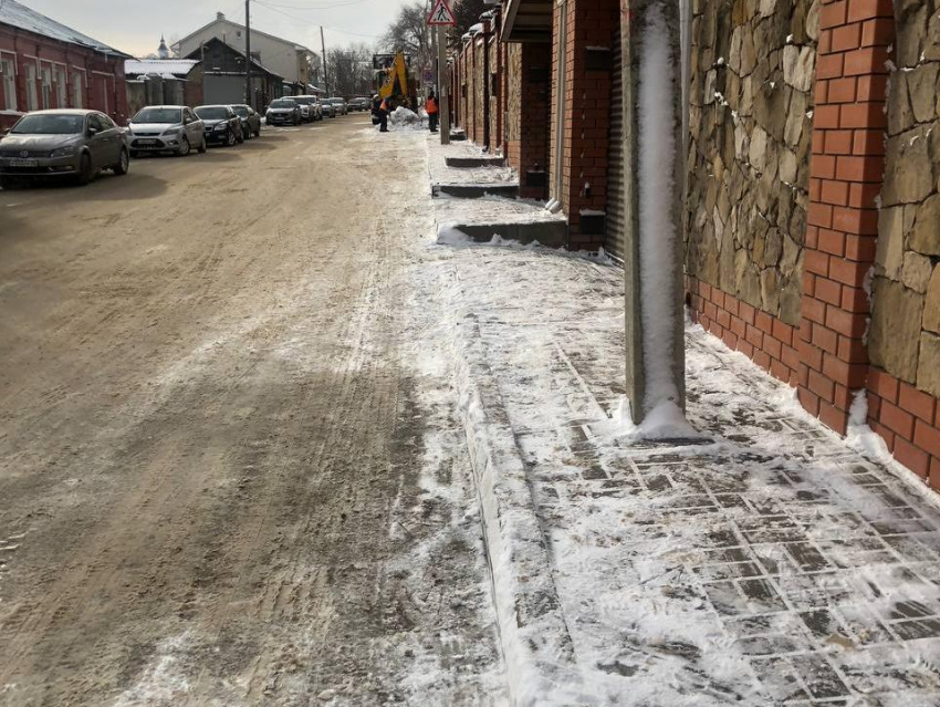 Разницу в уборке тротуаров для простых воронежцев и богачей показали на фото