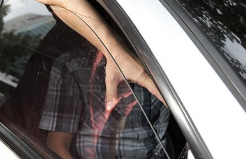 В Воронеже будут судить водителя, зажавшего руку полицейского стеклом