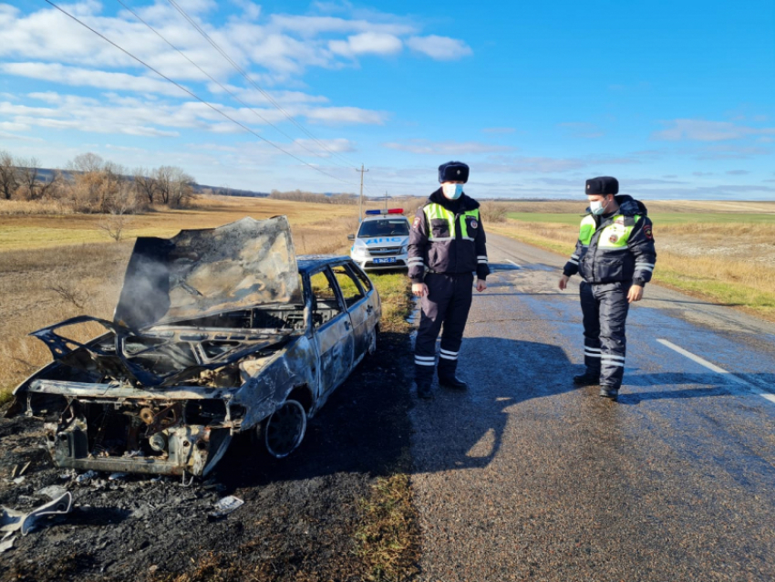 Воронежские полицейские потушили загоревшийся автомобиль на сельской трассе