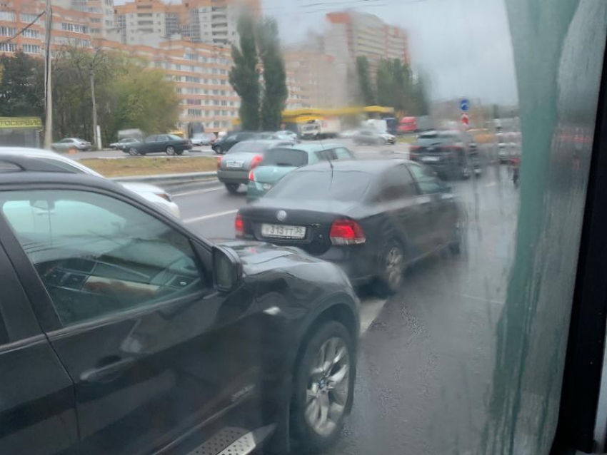 Осенние пробки парализовали Воронеж в начале рабочей недели