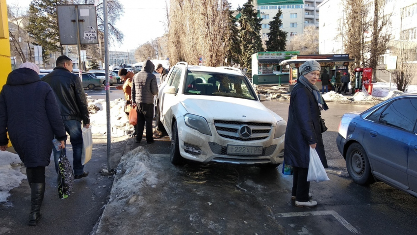 Особенным автохамством отличился владелец внедорожника в центре Воронежа