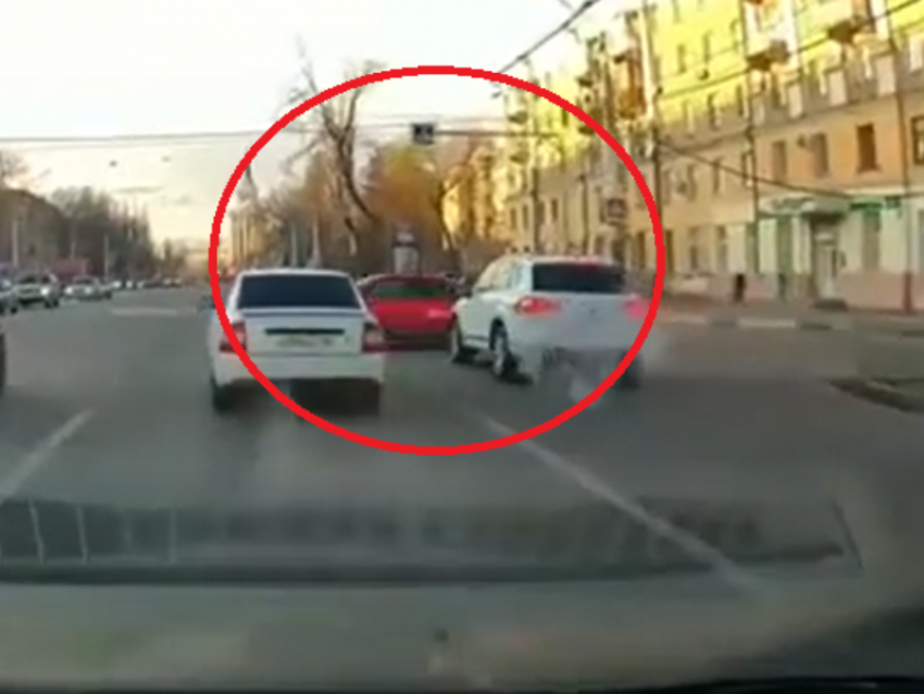 Красный стритрейсер шокировал воронежских водителей на перекрестке