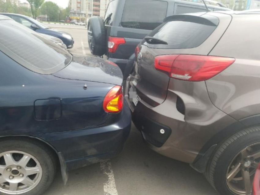 Притяжение двух Kia заметили на парковке у воронежского ТЦ