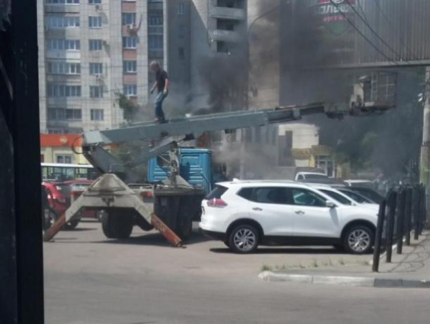 Пылающую на парковке автовышку сфотографировали в Воронеже