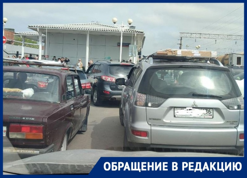 Об автомобильной вакханалии на вокзале сообщили жители Воронежа