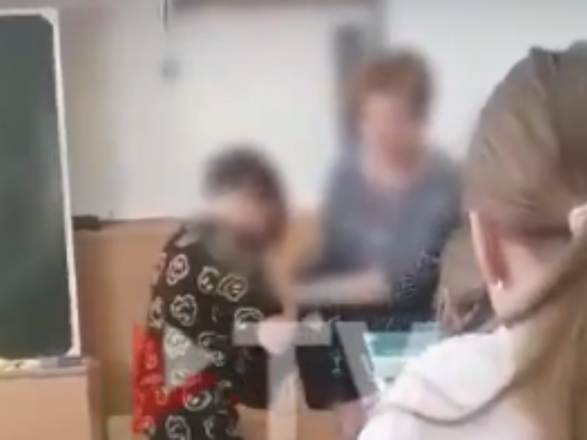 Потасовка между школьником и учителем попала на видео в Воронеже