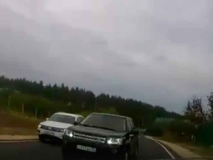 Уход от лобового ДТП с Land Rover  снял байкер в Воронеже