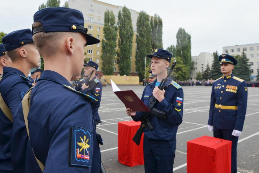 Более 1200 курсантов приняли присягу Военно-воздушной академии в Воронеже