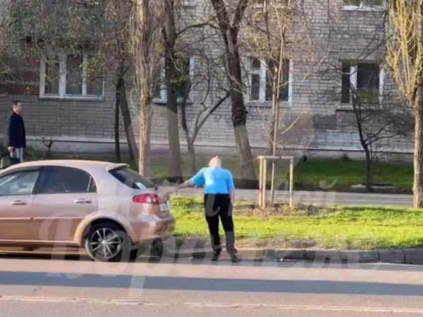 Мужчину в странной позе обнаружили возле дороги в Воронеже