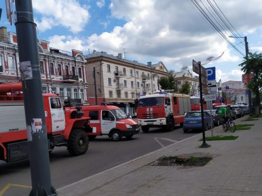 Стала известна причина скопления пожарных машин у воронежского театра 