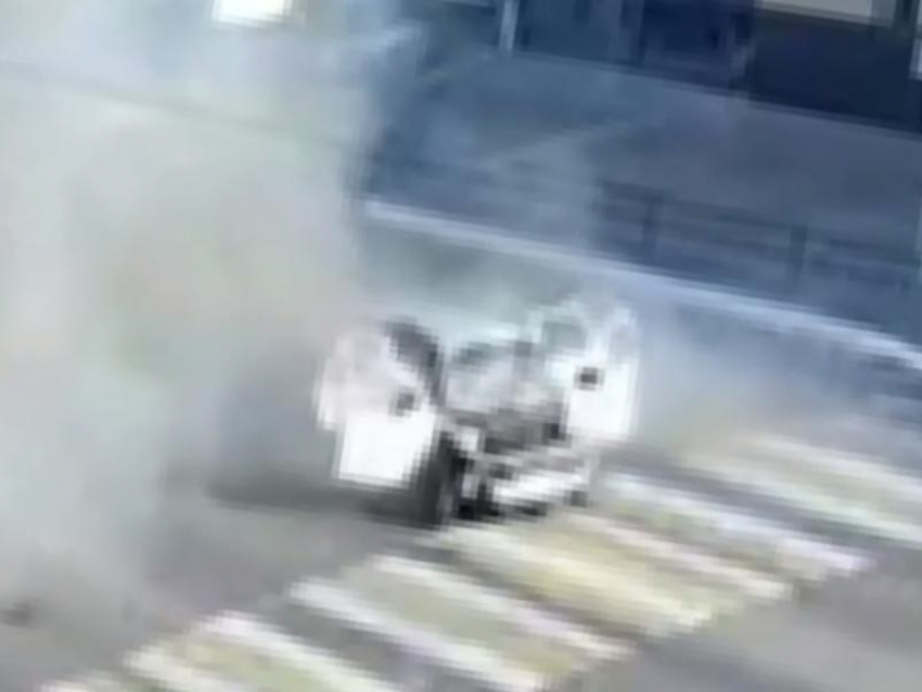 Момент удара БПЛА в гражданскую машину попал на видео в Белгороде