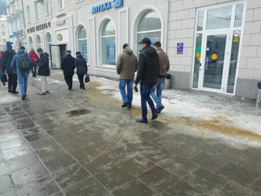 В центре Воронежа убрали «ледяной ад» на дороге