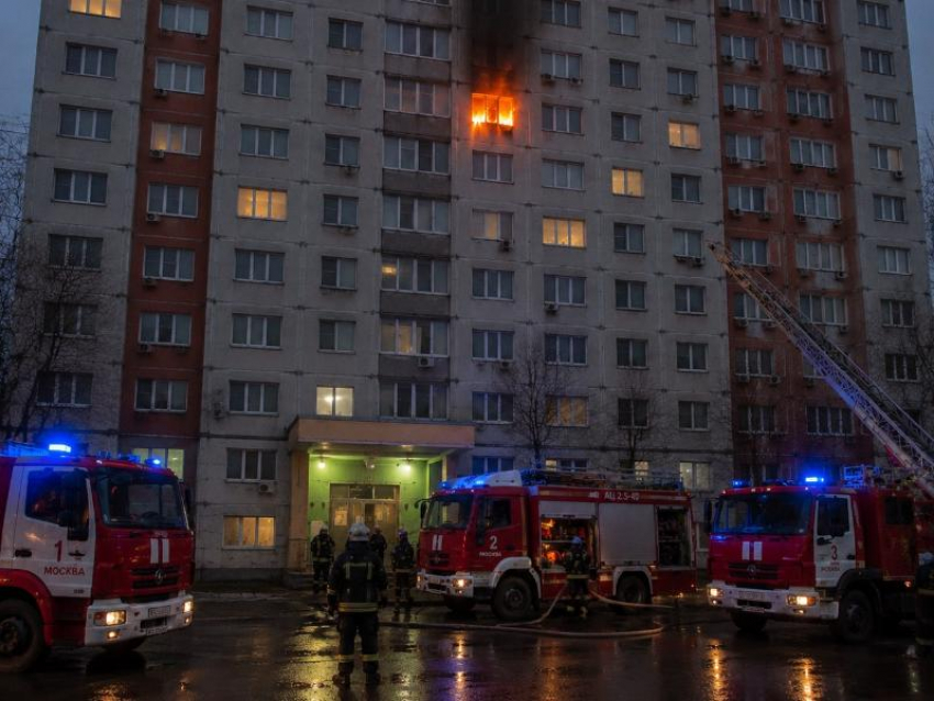 Женщина и маленький ребенок пострадали при пожаре в многоэтажке в Воронеже