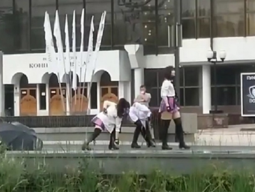 Танец девушек под звуки церковных колоколов сняли в Воронеже