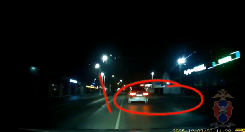 Пьяная мадам выделились неуверенной и опасной ездой в Воронежской области