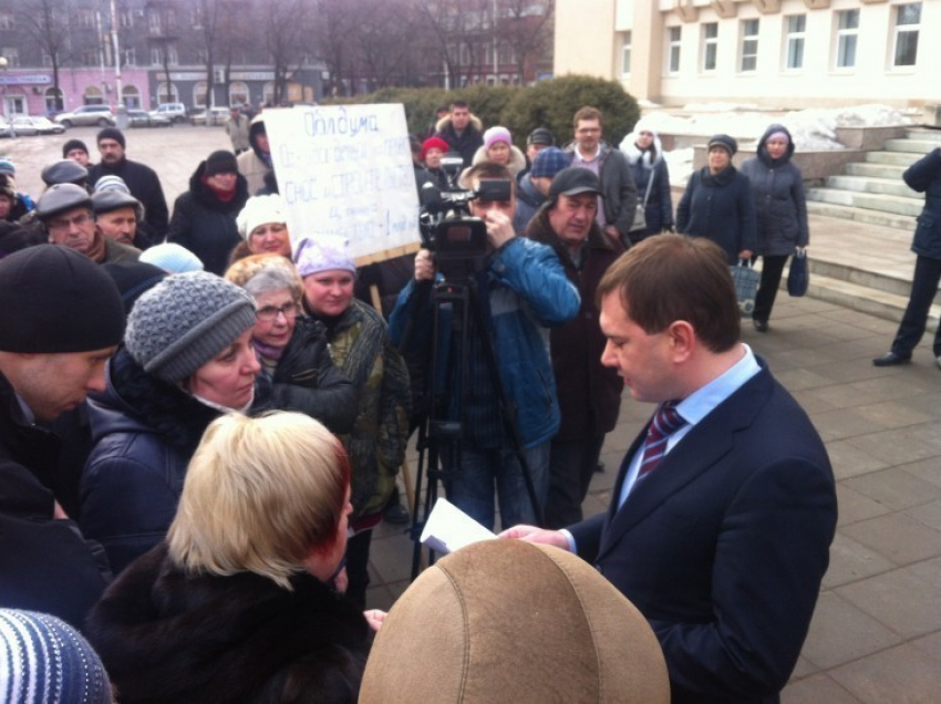 Предприниматели Центрального рынка Воронежа митинговали у областного парламента