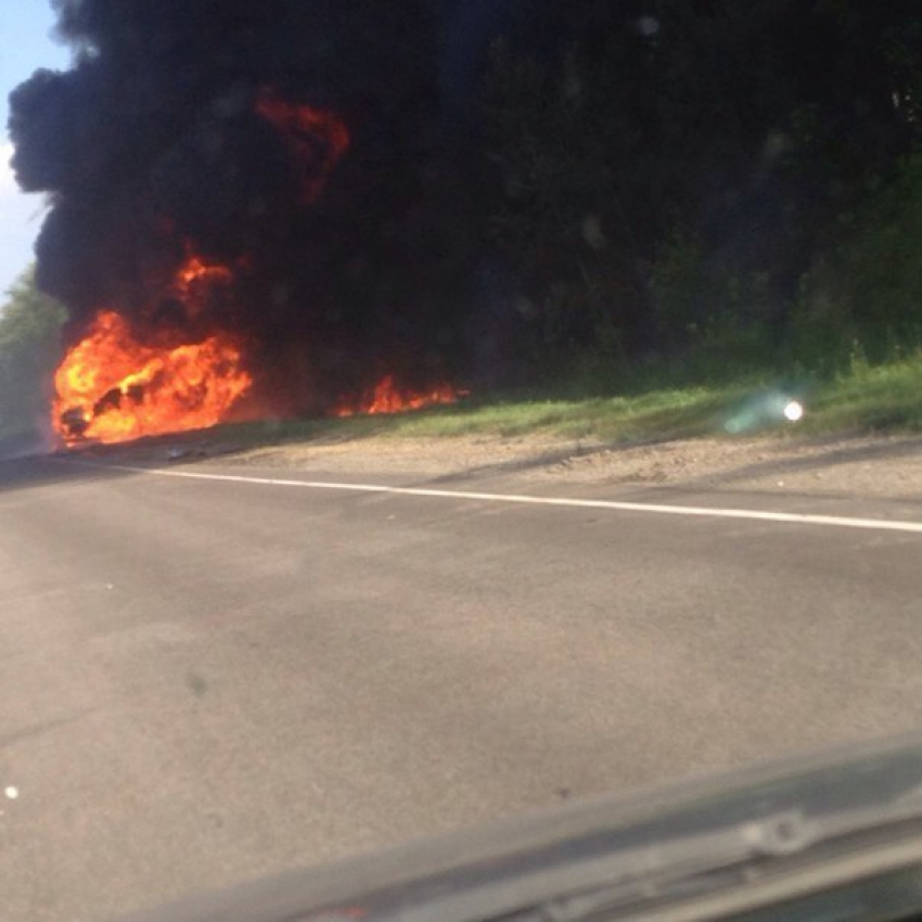На Воронежской трассе сгорел прицеп грузового автомобиля 