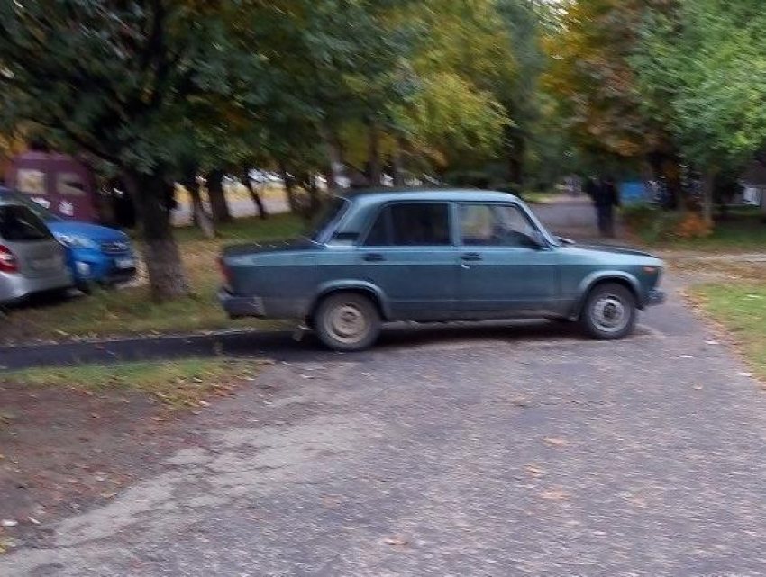 Воронежцев возмутила хамская парковка на тротуаре