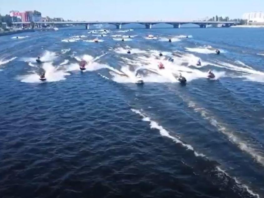 Эпичным водным парадом открыли сезон гидроциклов в Воронеже