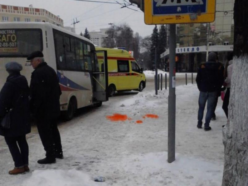 Женщина с ребенком попала под колеса маршрутки в центре Воронежа 