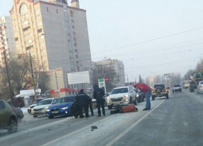 Опубликованы снимки с места наезда Mazda на пешеходов в Воронеже