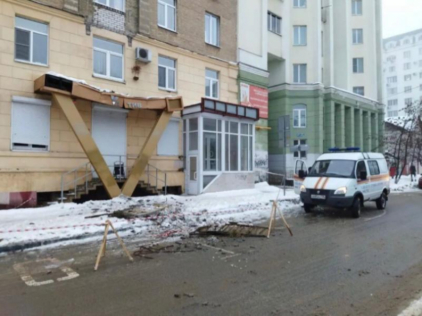 Балкон 66-летнего дома рухнул в центре Воронежа 