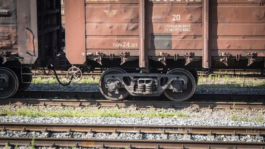 Автомобилист врезался в грузовой поезд под Воронежем: есть пострадавший