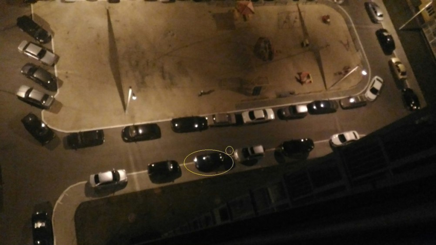 Ночью с 17 этажа воронежской многоэтажки выбросили стакан с водой на припаркованный автомобиль 