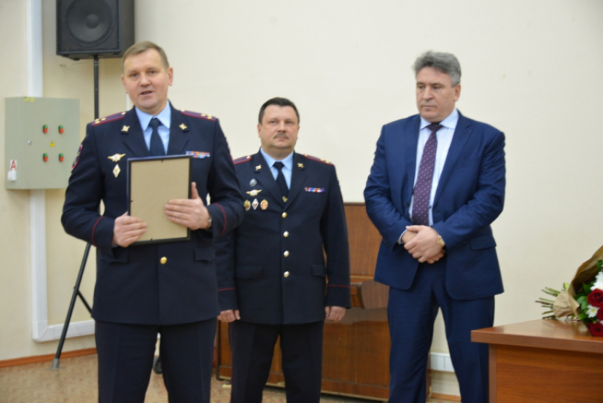 В Воронеже наградили депутата Мошурова за помощь раненным полицейским