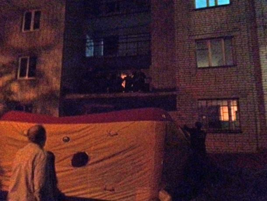 В Воронеже спасли мужчину, забравшегося на козырек балкона